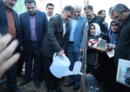 غرس ۴۳۷ نهال در نکا با حضور استاندار مازندران