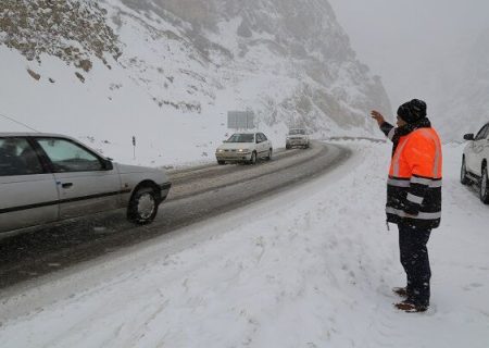 استقرار راهداران در محورهای برف‌گیر مازندران