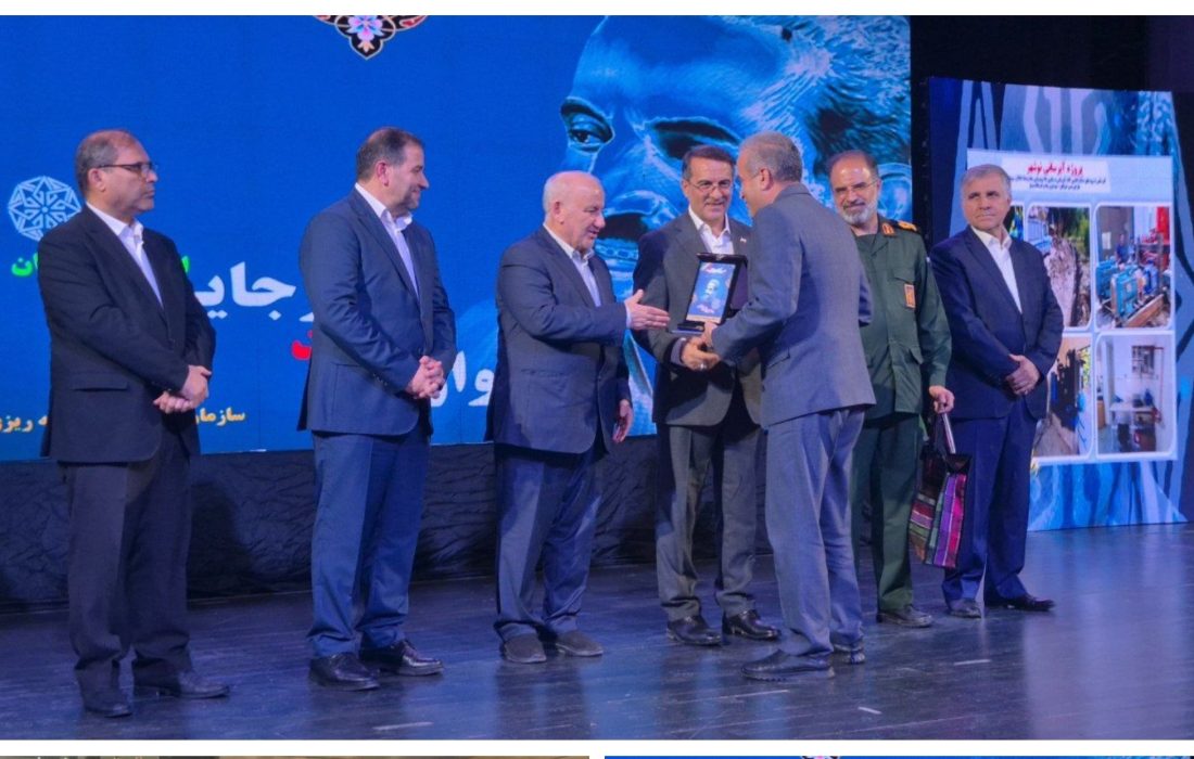 لوح برتر جشنواره شهید رجایی در دستان مدیرعامل آبفا مازندران