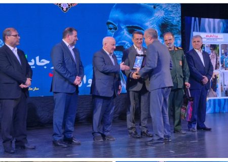 لوح برتر جشنواره شهید رجایی در دستان مدیرعامل آبفا مازندران